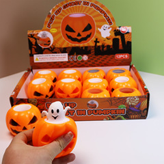 ハロウィーンのカボチャの幽霊のネズミは発散します。
