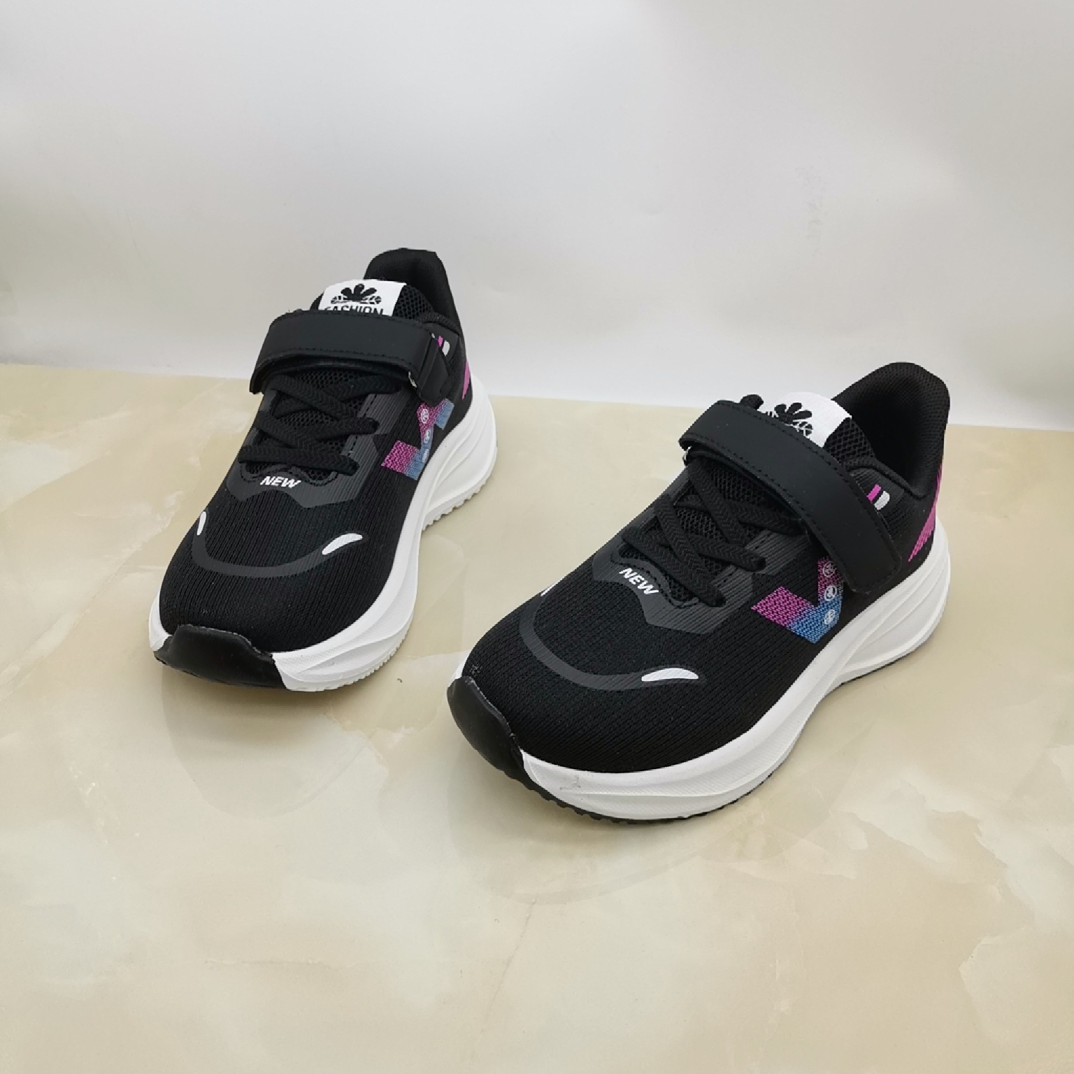 Zapatos deportivos para niños 2025 otoño nuevo botón giratorio ventilado para niños zapatos de carreras chicas zapatos de baloncesto de moda versátiles