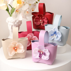 結婚式のプレゼントの皮質バッグの手提げの喜糖の箱は花のキャンディーの袋のアイデアの結婚祝いの用品のお土産の箱の空の箱を持ちます。
