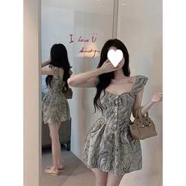 方领吊带连衣裙收腰2026夏季辣妹学生露背性感女蓬蓬短裙子温柔