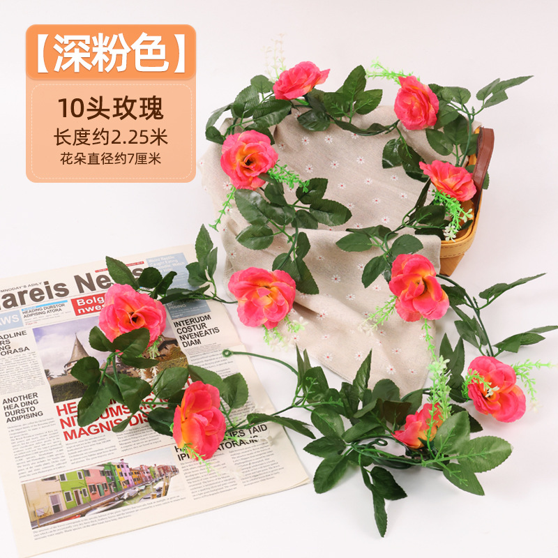 Simulación de flores falsas rosas de caña colgando la pared tubería de drenaje envuelta hoja verde que cubre la parte superior de la decoración de boda de plástico