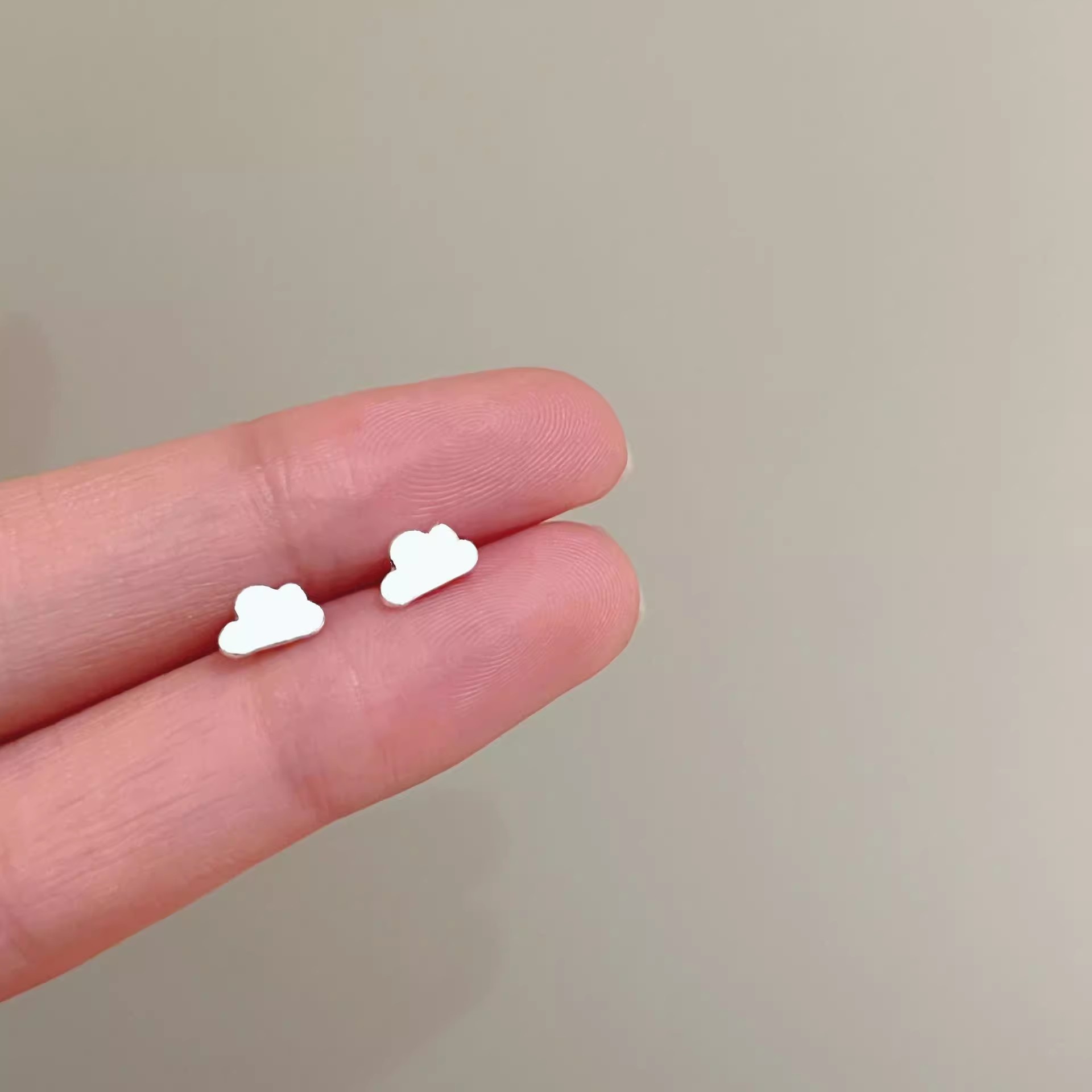 Pendientes de aro lisos para mujer, lujo ligero, pendientes de alta gama, pendientes populares, aretes de diseño exclusivo, aretes de otoño e invierno al por mayor