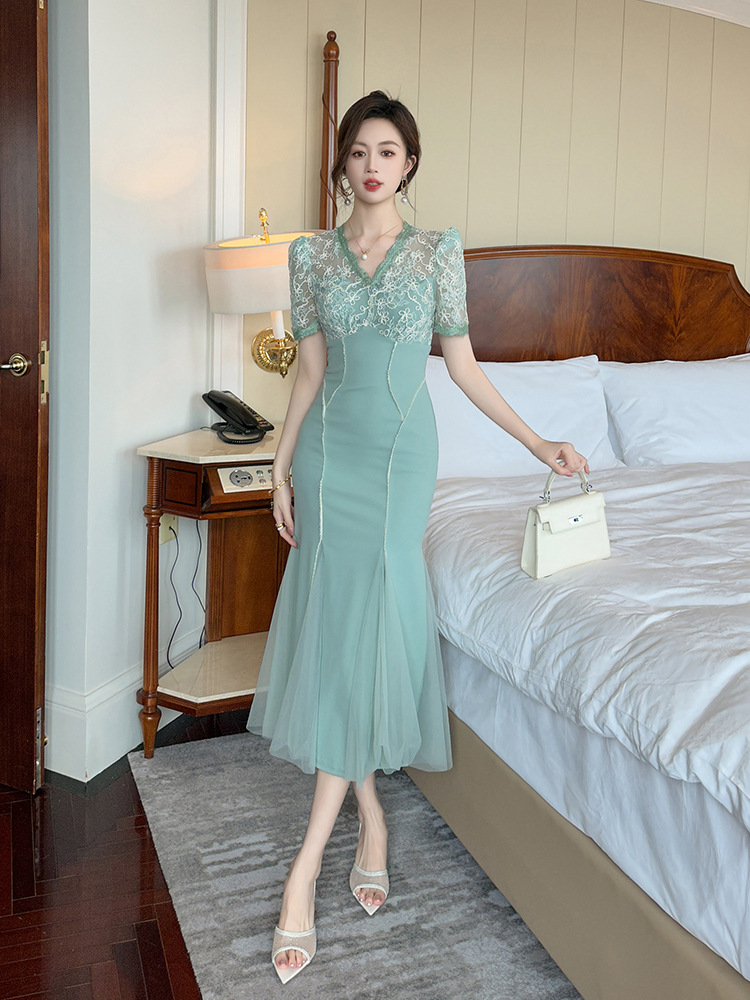 Đầm ôm body nữ cổ V ren xếp tầng đuôi cá dáng dài — bạc hà xanh