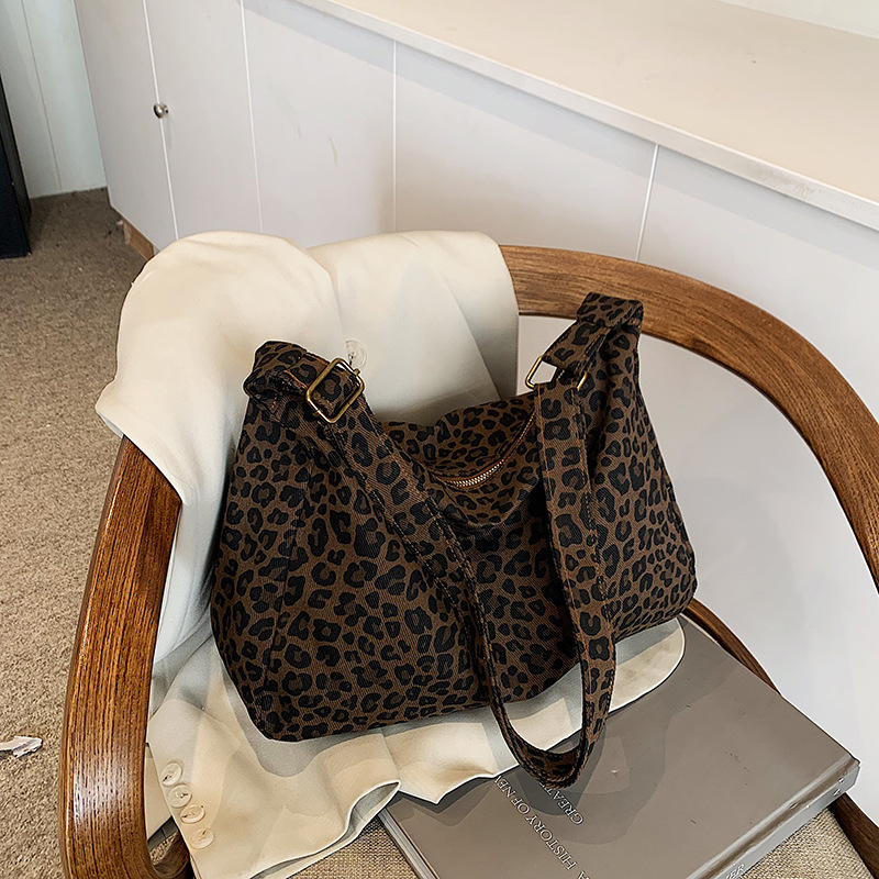Bolso de gran capacidad de leopardo para mujeres otoño y invierno 2024 nueva moda bolso de hombro portátil de moda para trabajar mochila de viaje