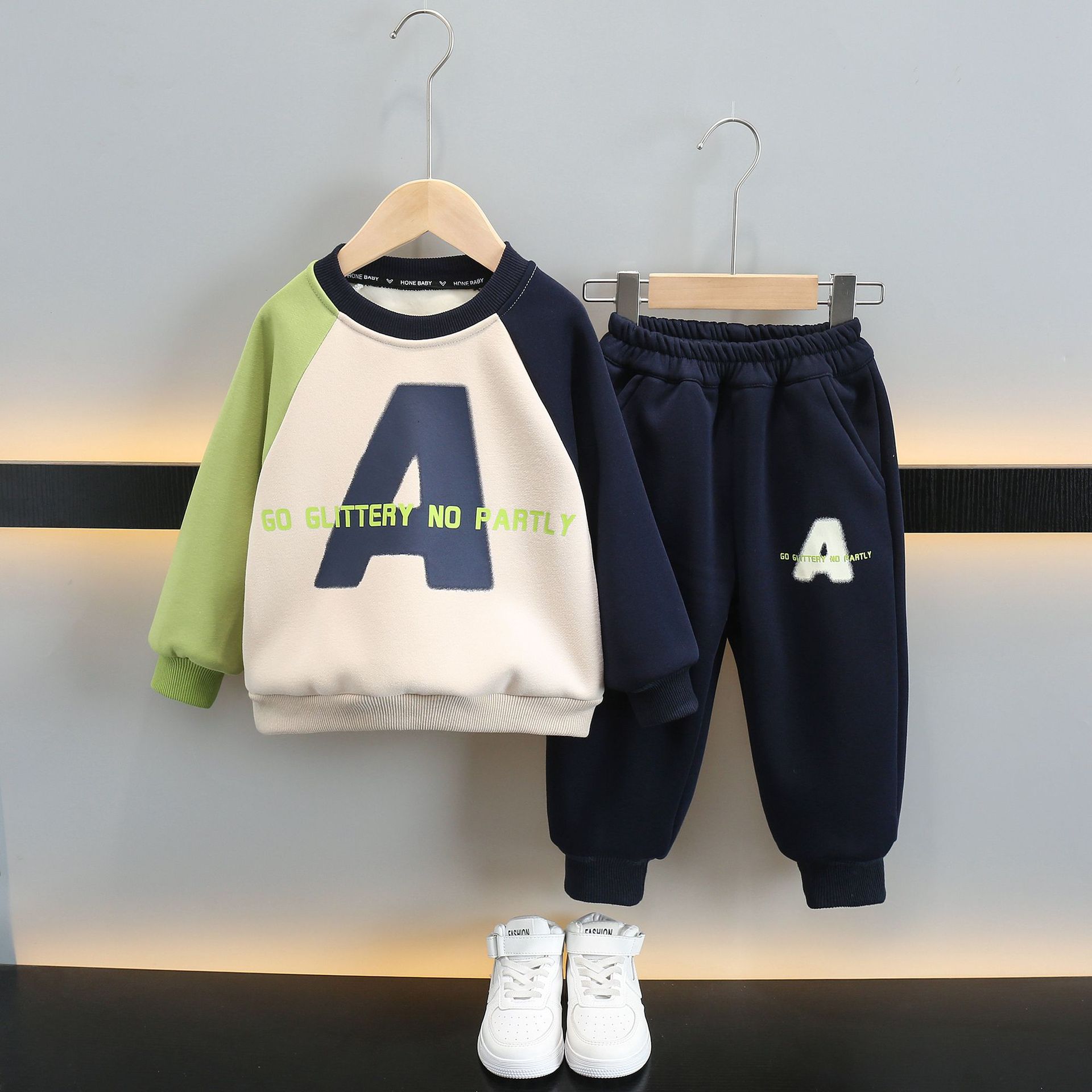 6745 Traje para niños Primavera y otoño Ropa de otoño para niños Estilo occidental Suéter de otoño e invierno para niños Conjunto de dos piezas más terciopelo para bebés Invierno