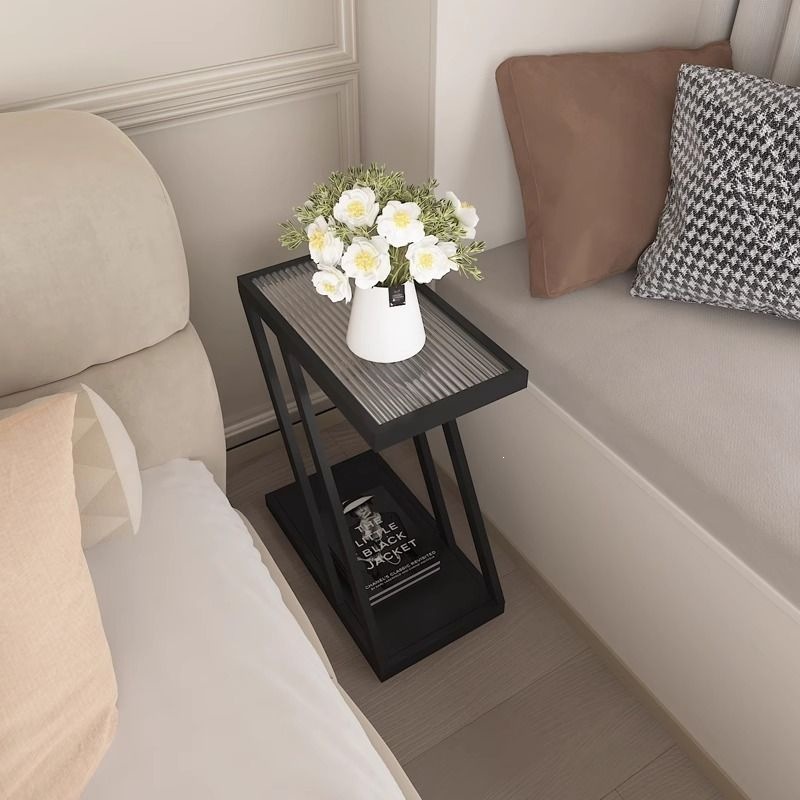 Estante de almacenamiento al lado de la cama de dormitorio pequeño sofá estrecho sala de estar mesa de té de vidrio en forma de Z mesa