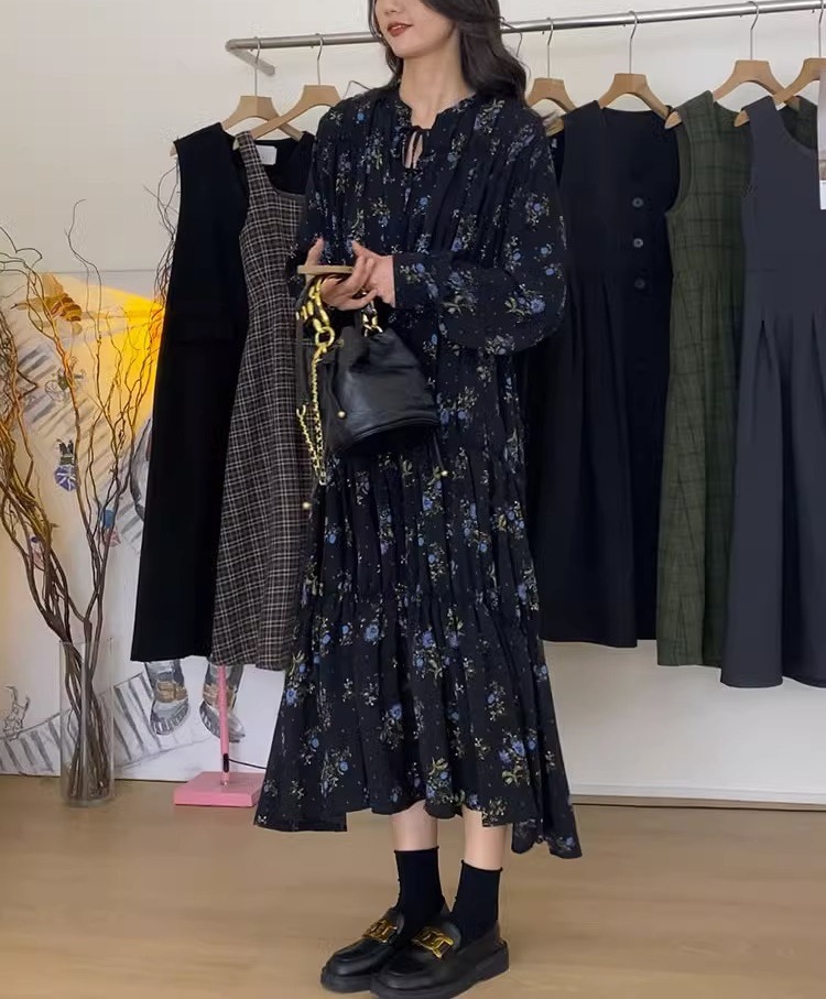 Robe à fleurs noire de Style Hepburn haut de gamme pour femmes, début du printemps 2024, nouveau col en v, taille haute, jupe longue à bas ample_voghion.com
