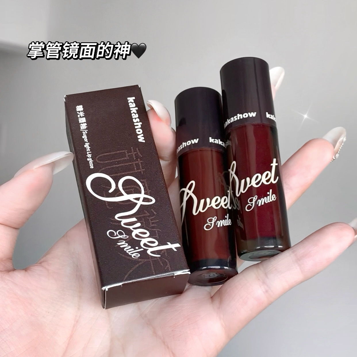 kakashow Sugar Gloss Lip Gloss Lipstick, with a water-like mirror finish, is clear and pure, not easy to stick to the glass, making the lips rosy and fair. Affordable for students undefined