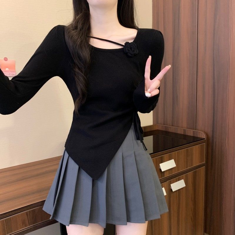 ドーパミンの赤い立体花の長袖のニットの女性の早秋の側は縄を引いて腰を収めてやせています。|undefined