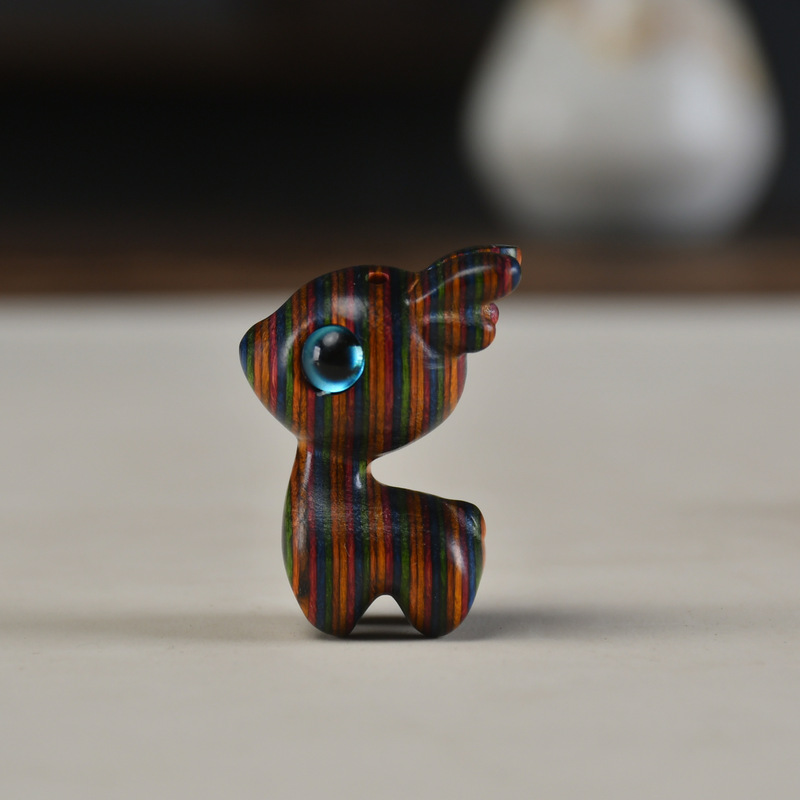 虹の木の彫刻のかわいい猫の手の件の虹の首をかしげる子猫のミニのデスクトップの置物の工芸品の家庭のアイデア|undefined