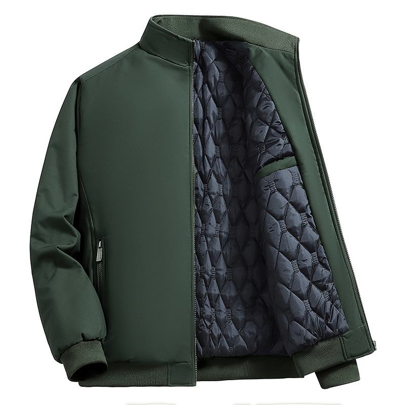 中年のベルベットと綿のジャケットの男性のお父さんは大きいサイズを着てゆったりしています。