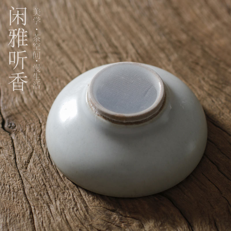 Luna blanca Ru horno mineral crudo filtro abierto colador de té con base juego de té de Kung Fu accesorios hechos a mano personalizados colador de té porcelana