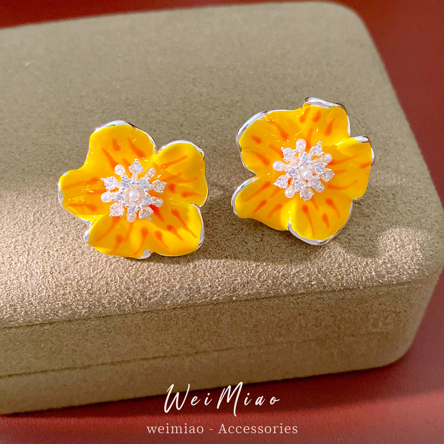 Agujas de plata goteando aceite flor de zircon perlas perlas frescas dulces aretes de viento pastoral ligero lujo alta sensación auriculares al por mayor