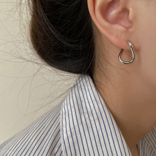 Korean Version 925 Silver Needle Hollow Möbius Earrings for Women: Retro Fashion, Simple, Distorted Hoop Earrings, Trendy