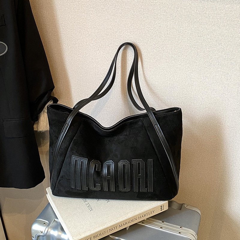 Casual de gran capacidad retro bolsas de seda de peluche mujeres 2025 nuevo estilo de transporte universal bolsas de hombro bolsas de estudiantes universitarios