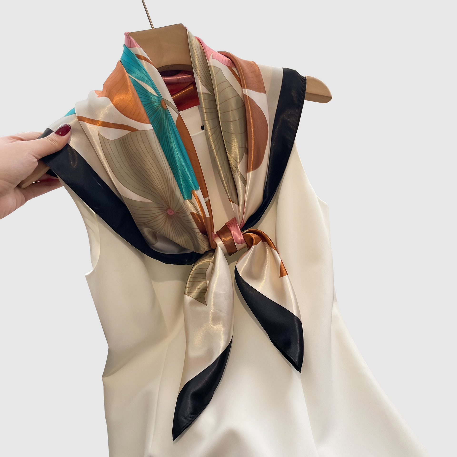 Nuovo prodotto in seta 90 piccolo quadrato da donna alla moda versatile sciarpa colorata stampata, colletto in raso_voghion.com