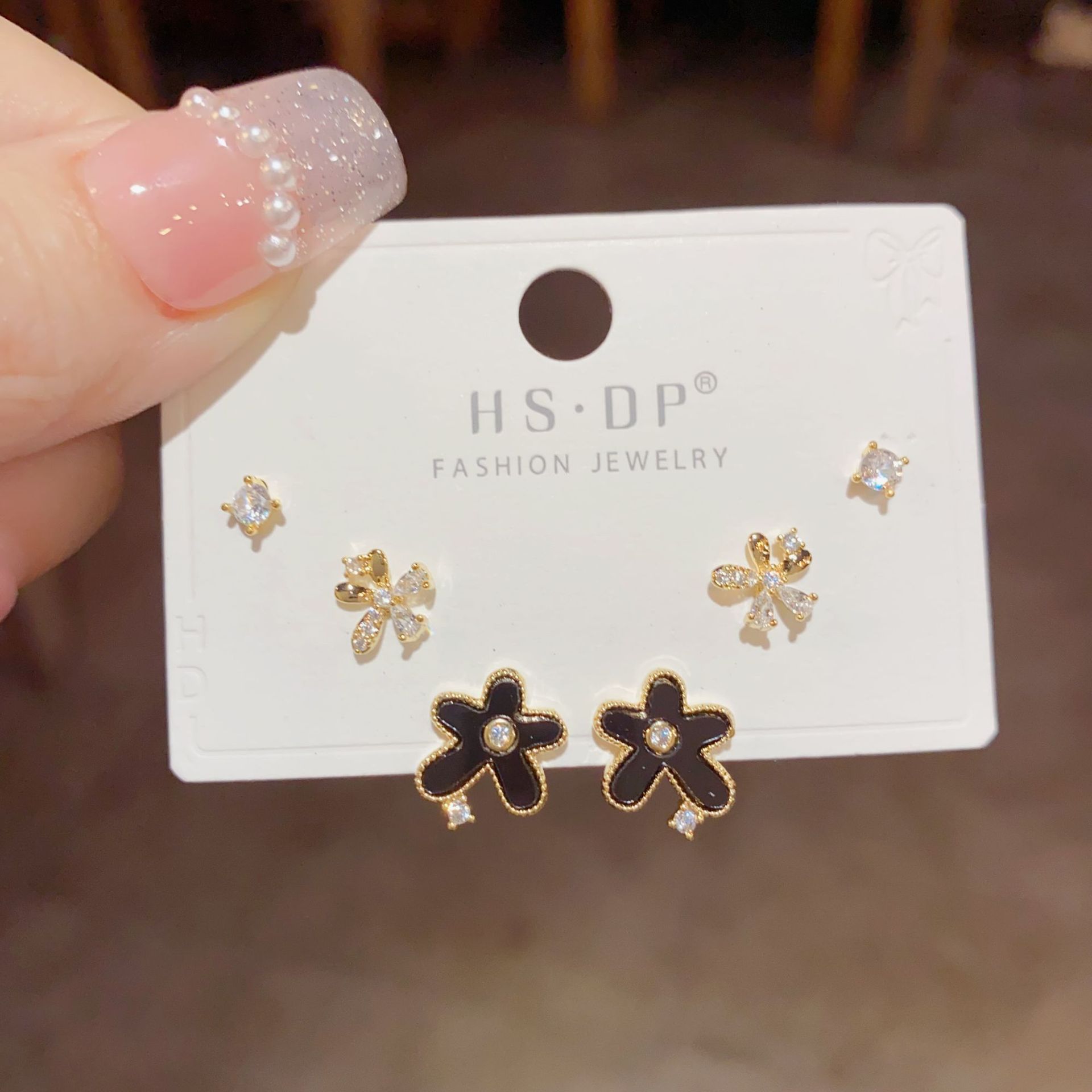 S925 aguja de plata micro incrustaciones de circón pendientes cortos pendientes de pelo corto japonés y coreano elegante todo-fósforo simple conjunto de tres piezas pendientes para las mujeres