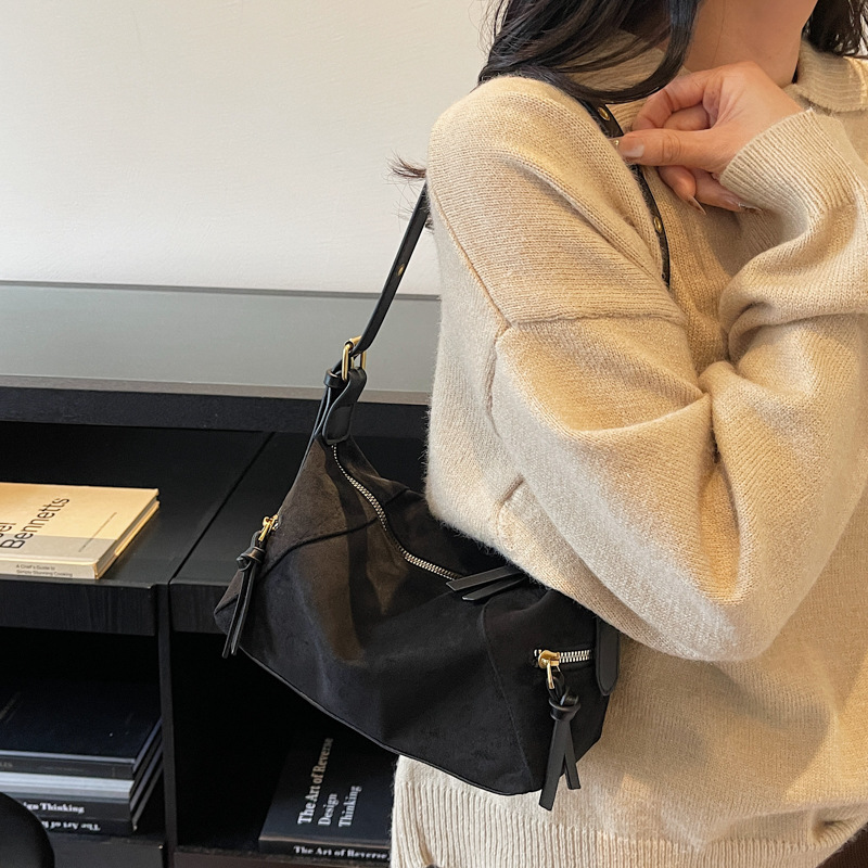 Bolsa de almohada de gamuza retro esmeriada, bolsa de hombro, bolsa de brazo, otoño y invierno de 2025, nueva bolsa de mochila para mujeres