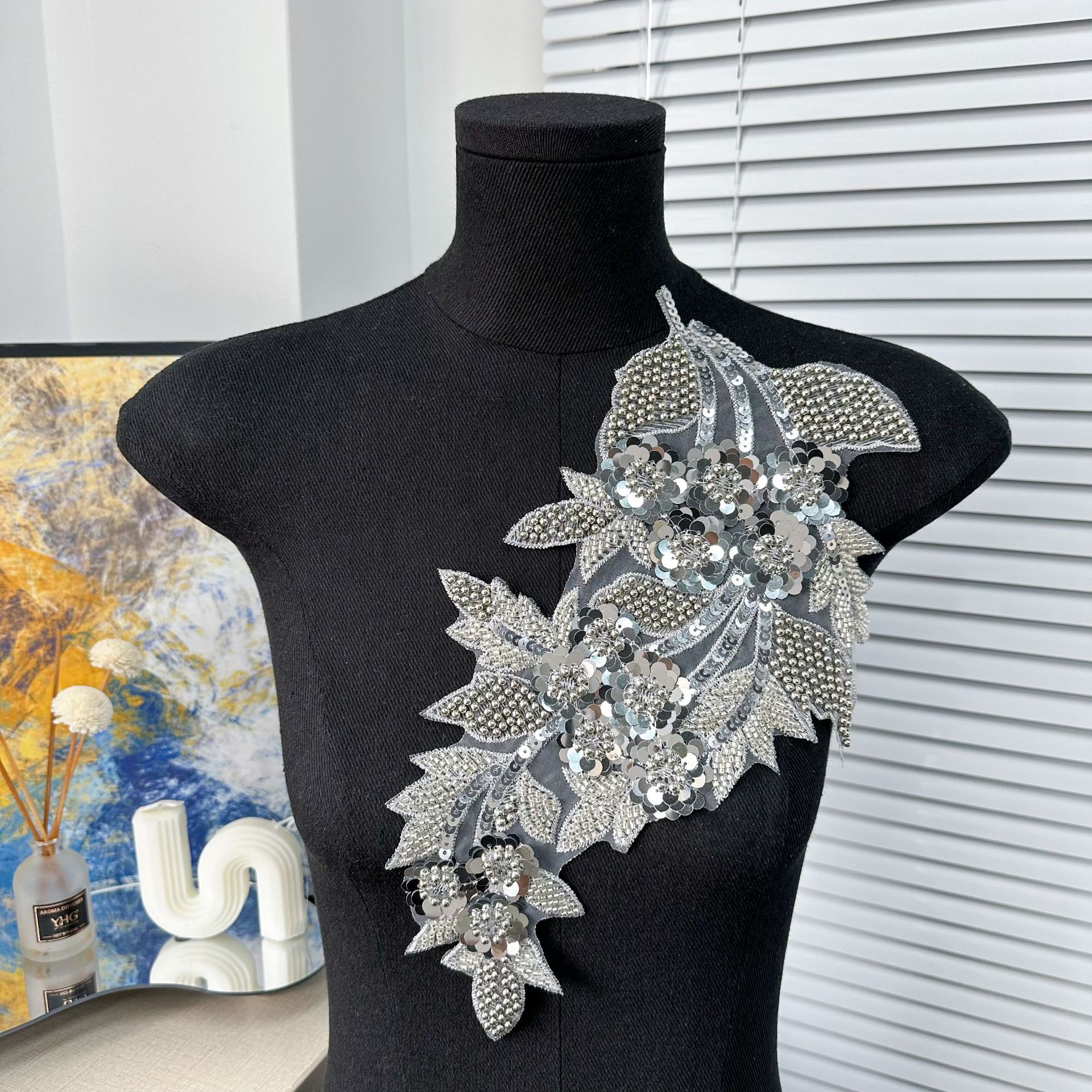 Ventas transfronterizas calientes de bordado de malla sequinilla de tela de color plateado pegado vestido vestido vestido de rendimiento ropa accesorios DIY