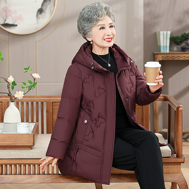 Бабушка пуховик средний и длинный пожилой человек с капюшоном женская мама зимняя белая утка теплая одежда