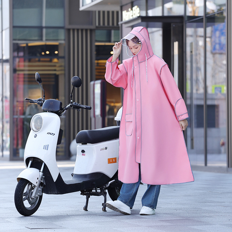 EVAは使い捨てではないレインコートを着ています。|undefined