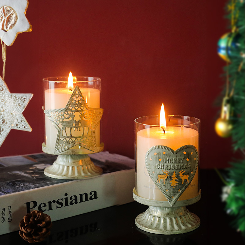 クリスマスツリーのヘラジカの愛ワックスの鉄製のガラスの燭台はクリスマスのプレゼントを並べます。|undefined