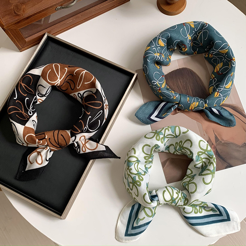 Bufandas de seda cuadrada alta sensación 2025 nuevo verde fresco estilo coreano moda decoración bufandas de seda de algodón y lino al por mayor