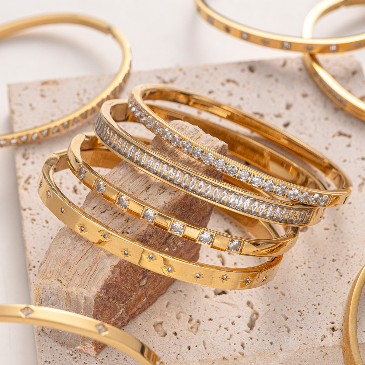 Tena Pulsera de acero inoxidable europea y americana Galvanoplastia Pulsera cerrada de circón con incrustaciones de oro de 18k image 1