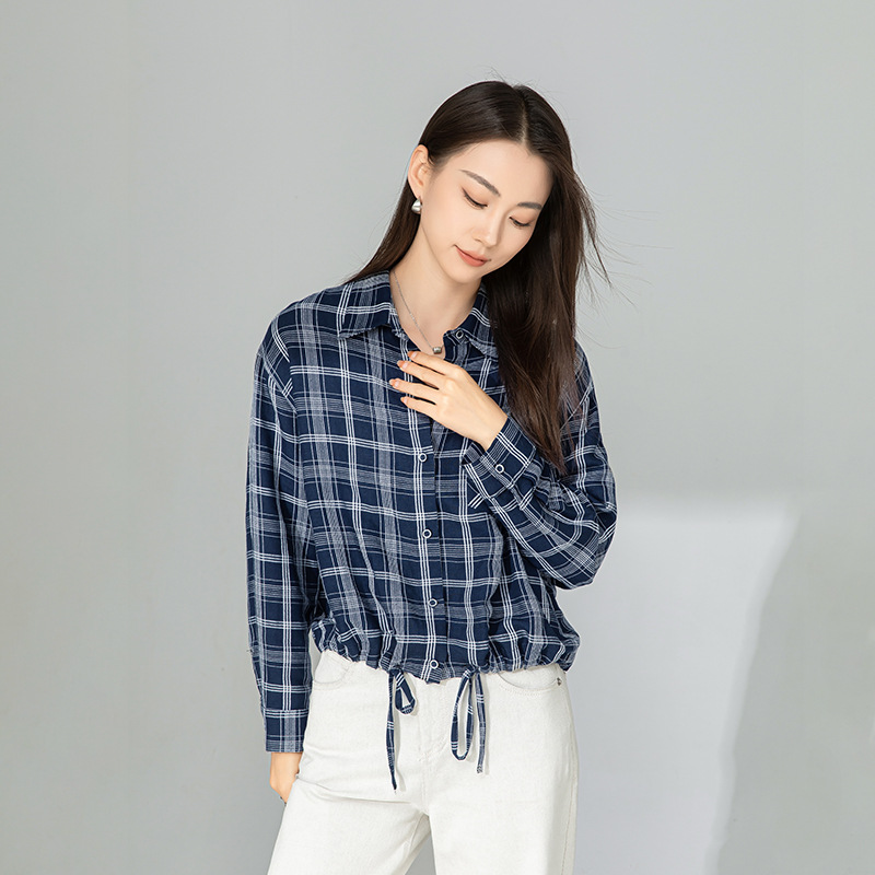 Áo sơ mi nữ dáng suông họa tiết caro xanh lam, chất liệu linen thoáng mát, tay dài có dây rút eo — Caro xanh lam
