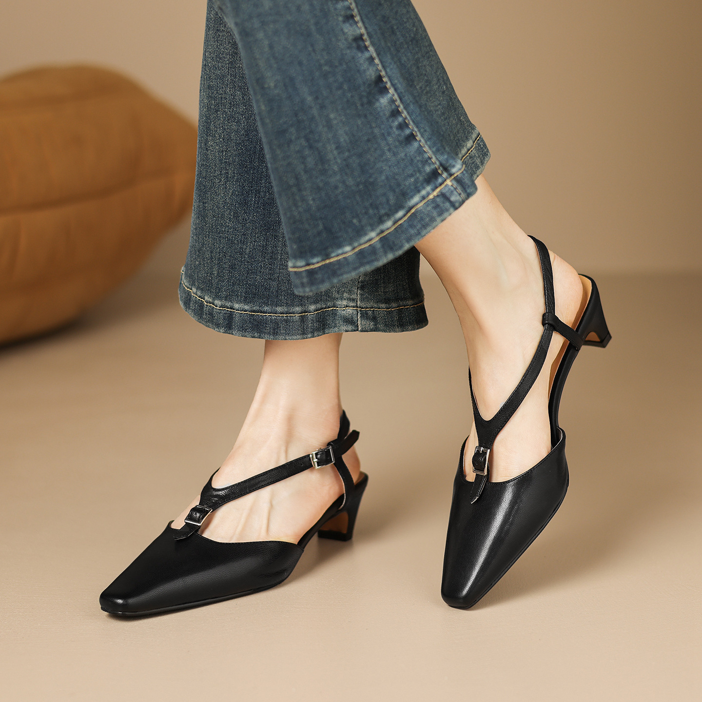 Sandal nữ quai ngang mũi kín da cừu gót thô 4 cm phong cách Hàn Quốc — đen