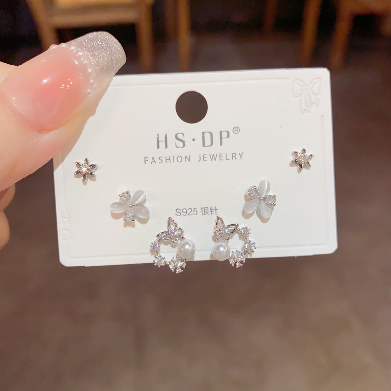 S925 aguja de plata micro incrustaciones de circón pendientes cortos pendientes de pelo corto japonés y coreano elegante todo-fósforo simple conjunto de tres piezas pendientes para las mujeres