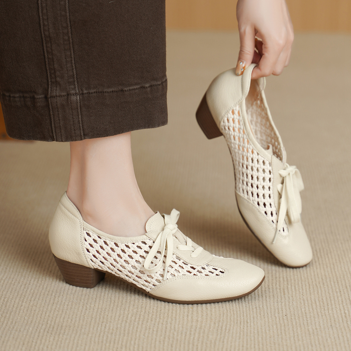 Giày sneaker nữ da cừu lỗ rỗng phong cách DeTrain đế mềm — Vàng nâu