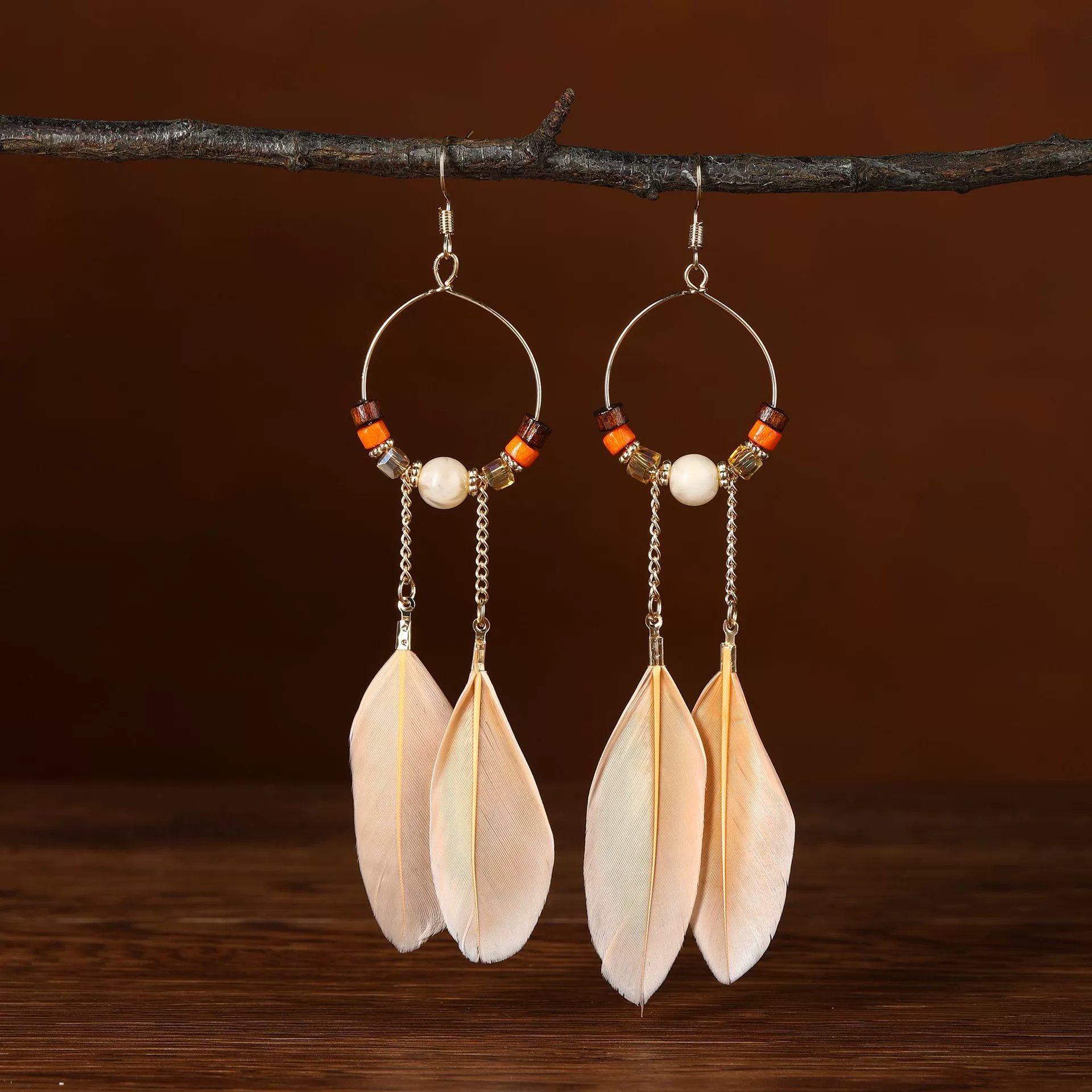 Этнические ретро серьги, многоцветные перья и ракушечные акценты, boho сезонный тренд