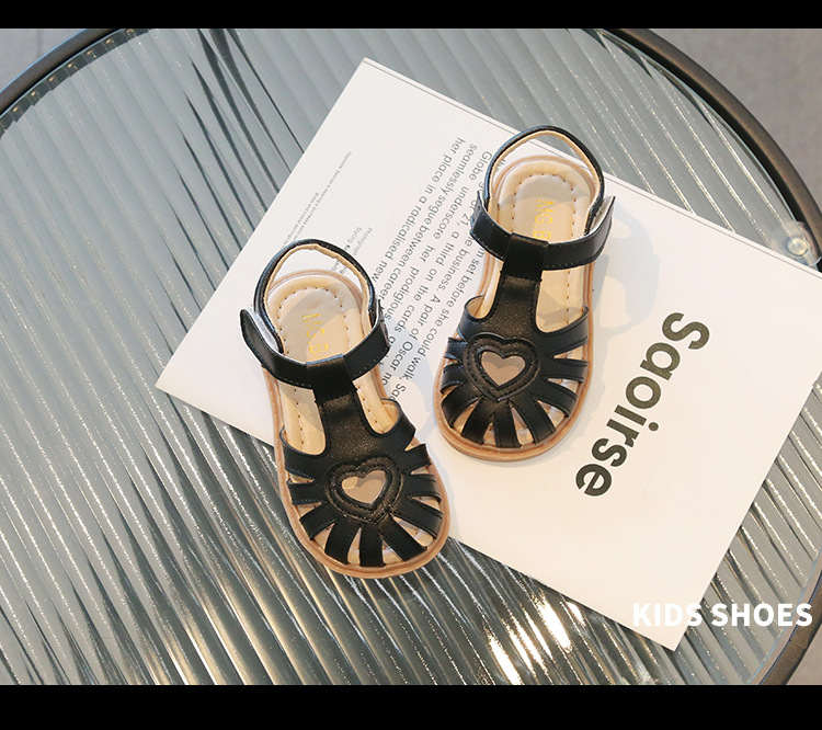 Sandali da ragazza di nuovo stile in piccola pelle traspirante scavata nella versione coreana, scarpe per bambini con suola morbida, estive_voghion.com