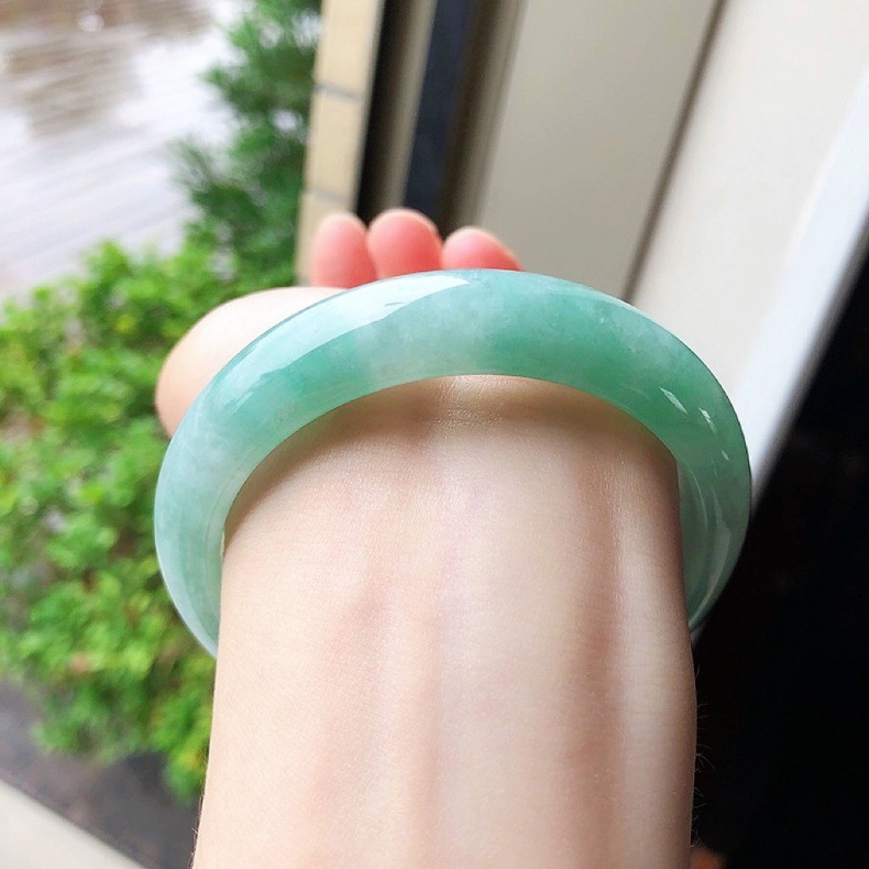 Vòng tay ngọc bích tự nhiên Miến Điện loại A hàng chính hãng dáng tròn nho xanh nhạt chi tiết 4