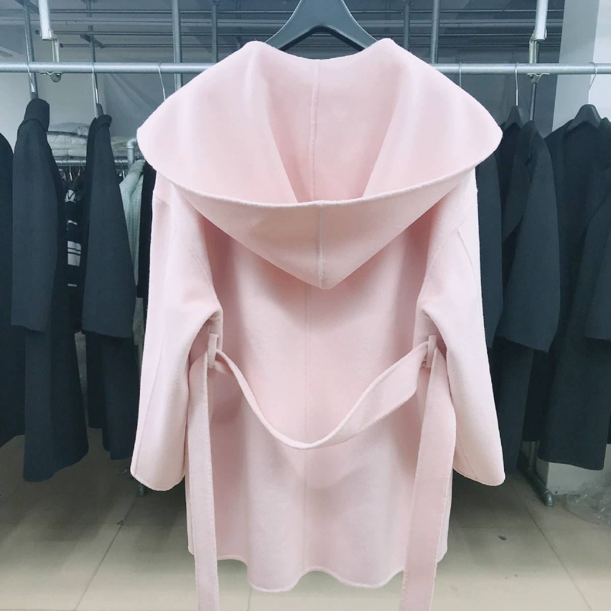 В наличии Dalian NSS Осень и Зима в наличии Женская одежда средней длины Свободное двустороннее кашемировое пальто с капюшоном Шерсть Наружная одежда