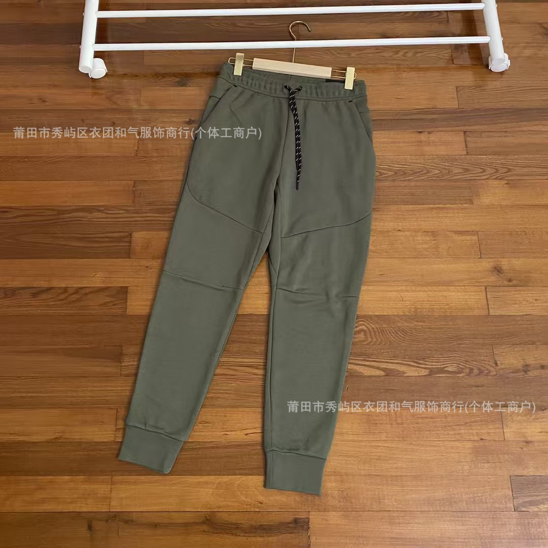 Quần thể thao. Màu xanh lá cây / M