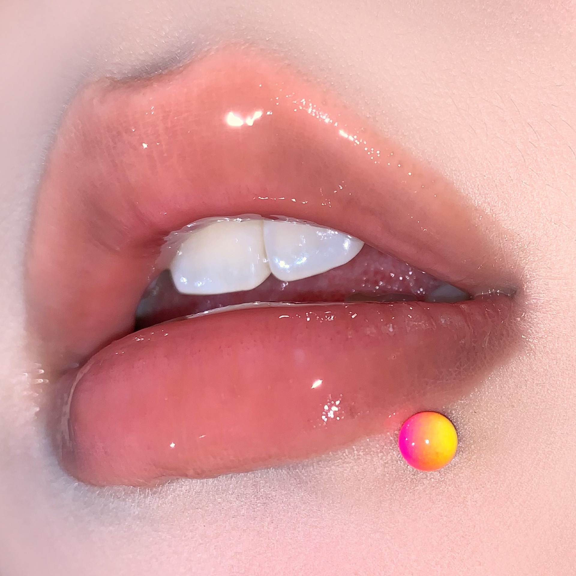 16G labret stud size and finish detail