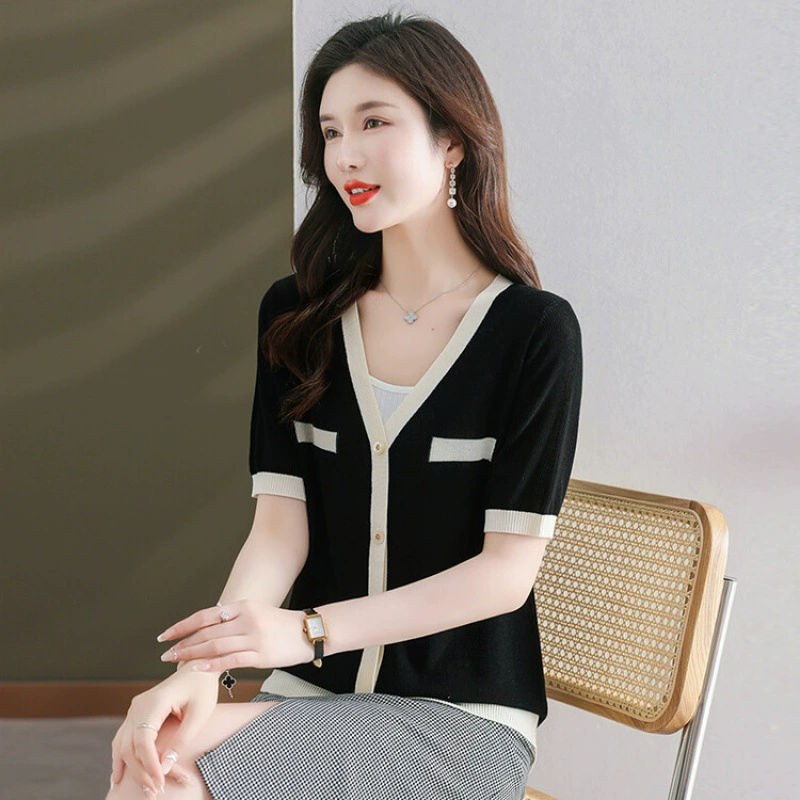 [Качество плюс размер] v-образный вырез с косыми пуговицами, свободная тонкая модная трикотажная футболка большого размера с короткими рукавами и вырезами