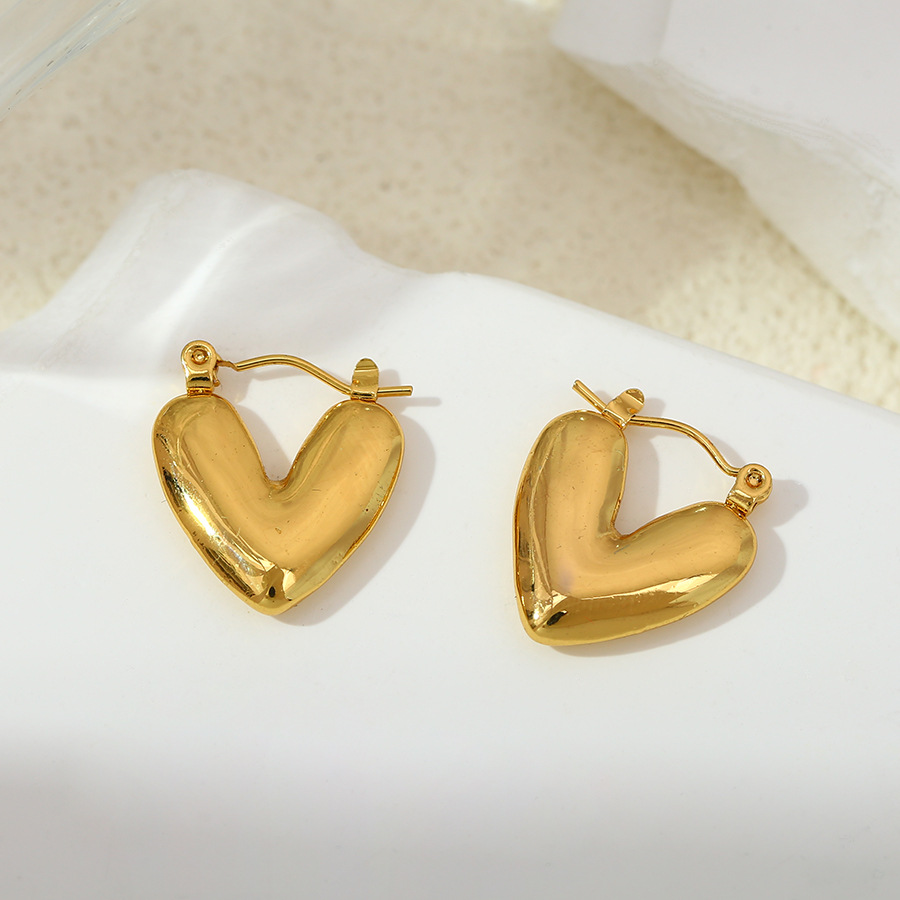 Europa y los Estados Unidos nuevo amor de tendencia universal perfiles de orejas femeninas de alto nivel retro estilo de puerto temperamento de acero inoxidable no se desvanece orejas