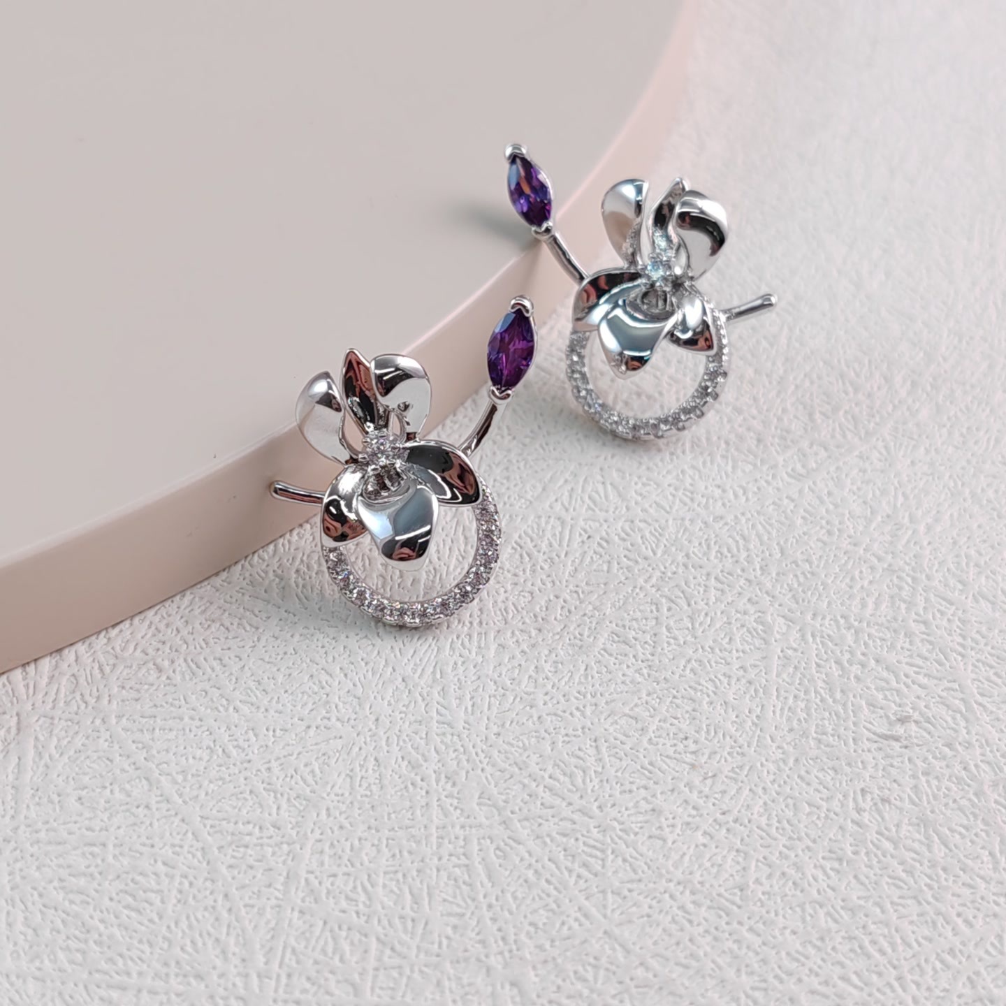 Xuping serie de flores de estilo colorido círculo geométrico pernos de aleación de cobre chapado blanco lujoso atmósfera ligera auriculares japoneses y coreanos