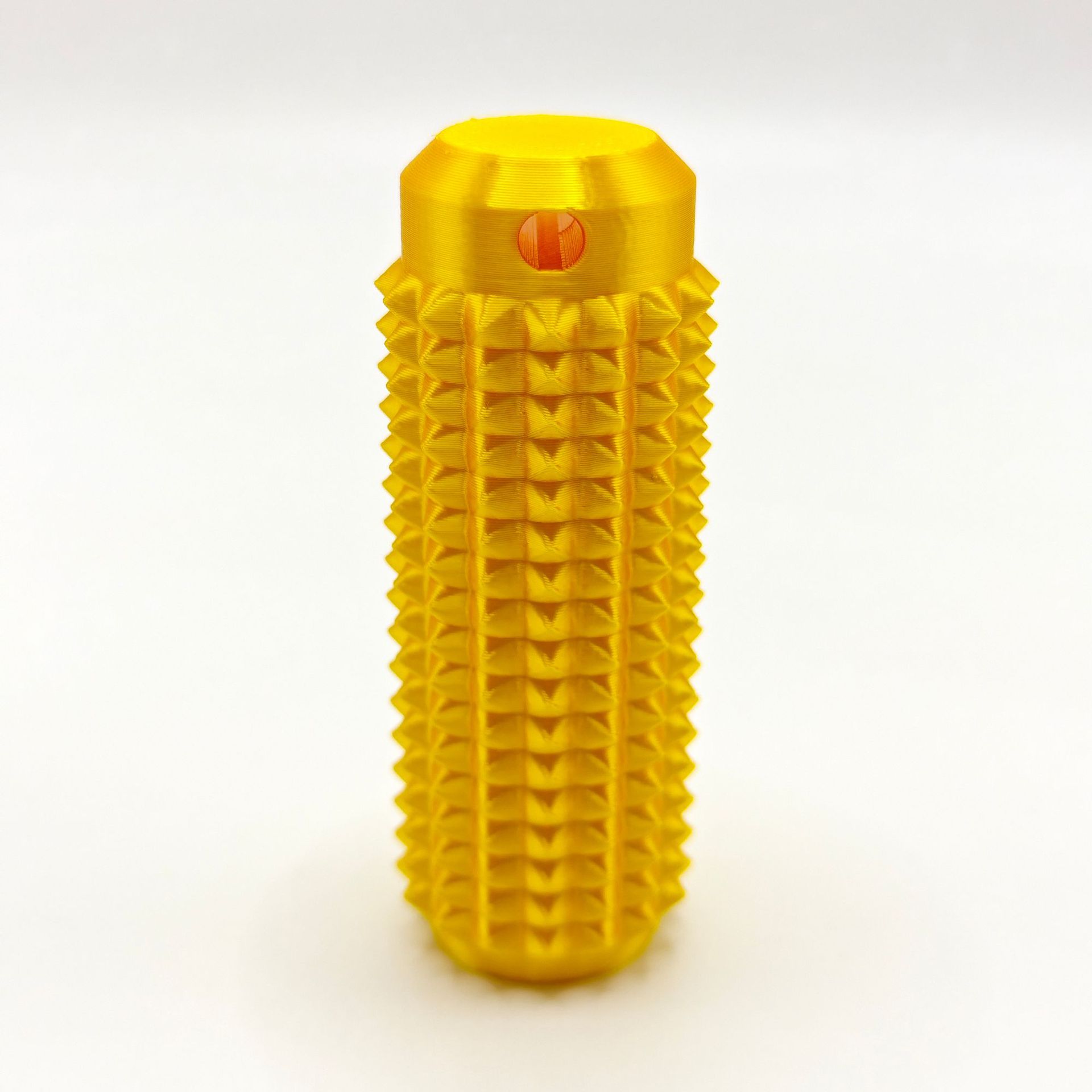 체인이 달린 작은 골드 그립