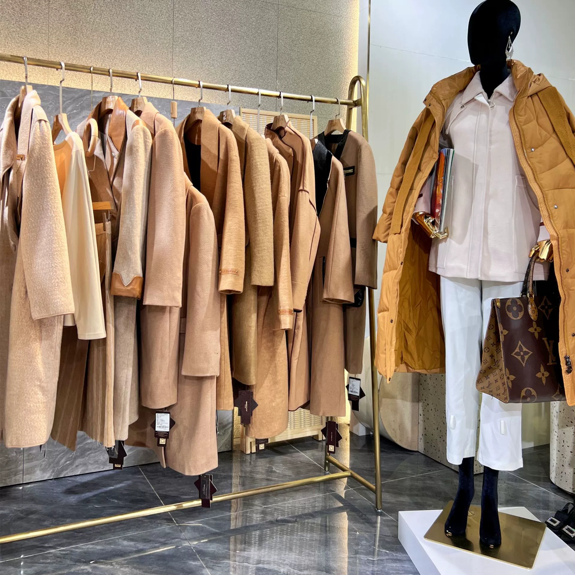 Осенний и зимний женский пуховик пальто хвоста оптовая продажа прилавков в торговом центре