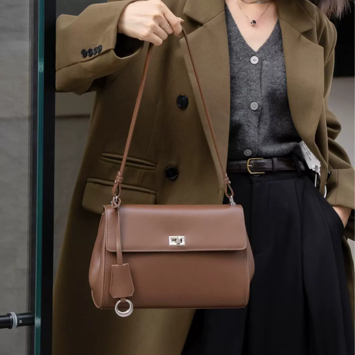 2025秋冬新款锁扣小方包经典牛皮单肩腋下包大容量托特包女包包