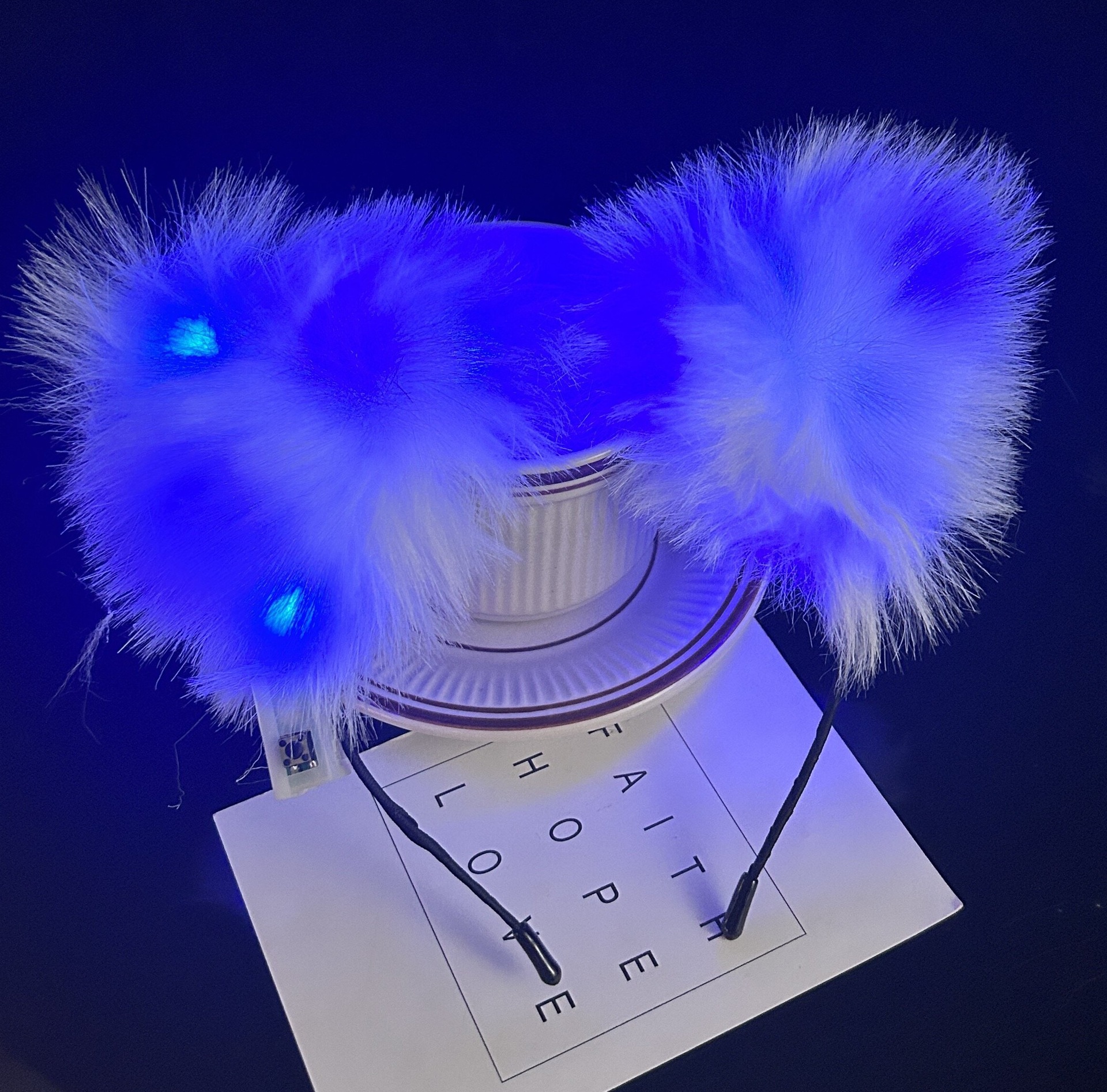 Nueva diadema con orejas de conejo de plumas con luces intermitentes, accesorio para la cabeza súper brillante, horquilla luminosa, popular en atracciones turísticas y puestos callejeros, venta al por mayor.