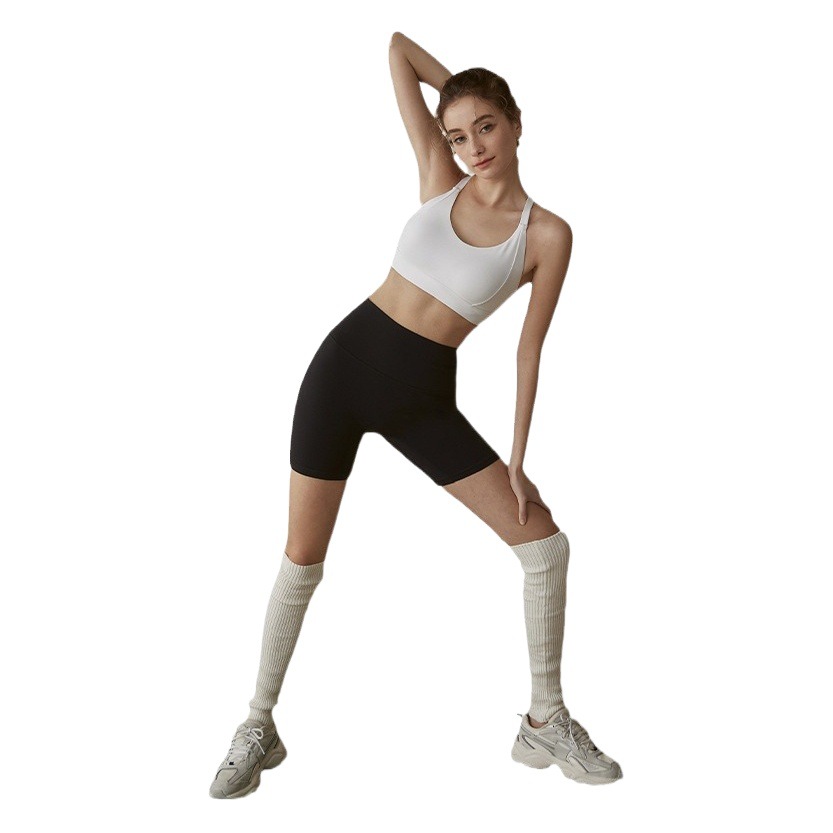 夏のスポーツ半ズボンの女性は腰が高くて尻を持ちます。