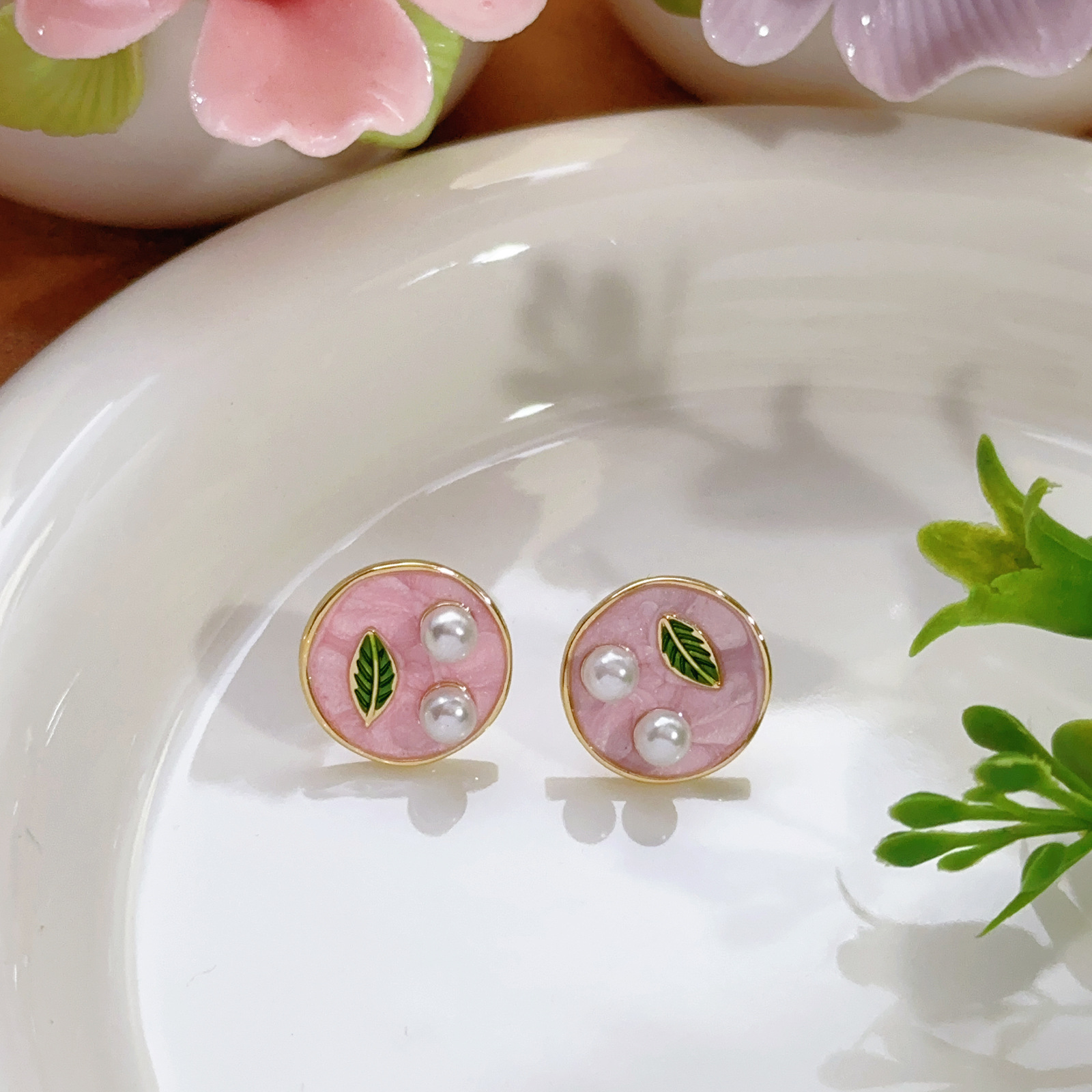 Pendientes de perlas Zhuji, temperamento blanco francés, pendientes antiguos, desplazamientos diarios, lujo ligero, joyería de orejas de alta gama al por mayor