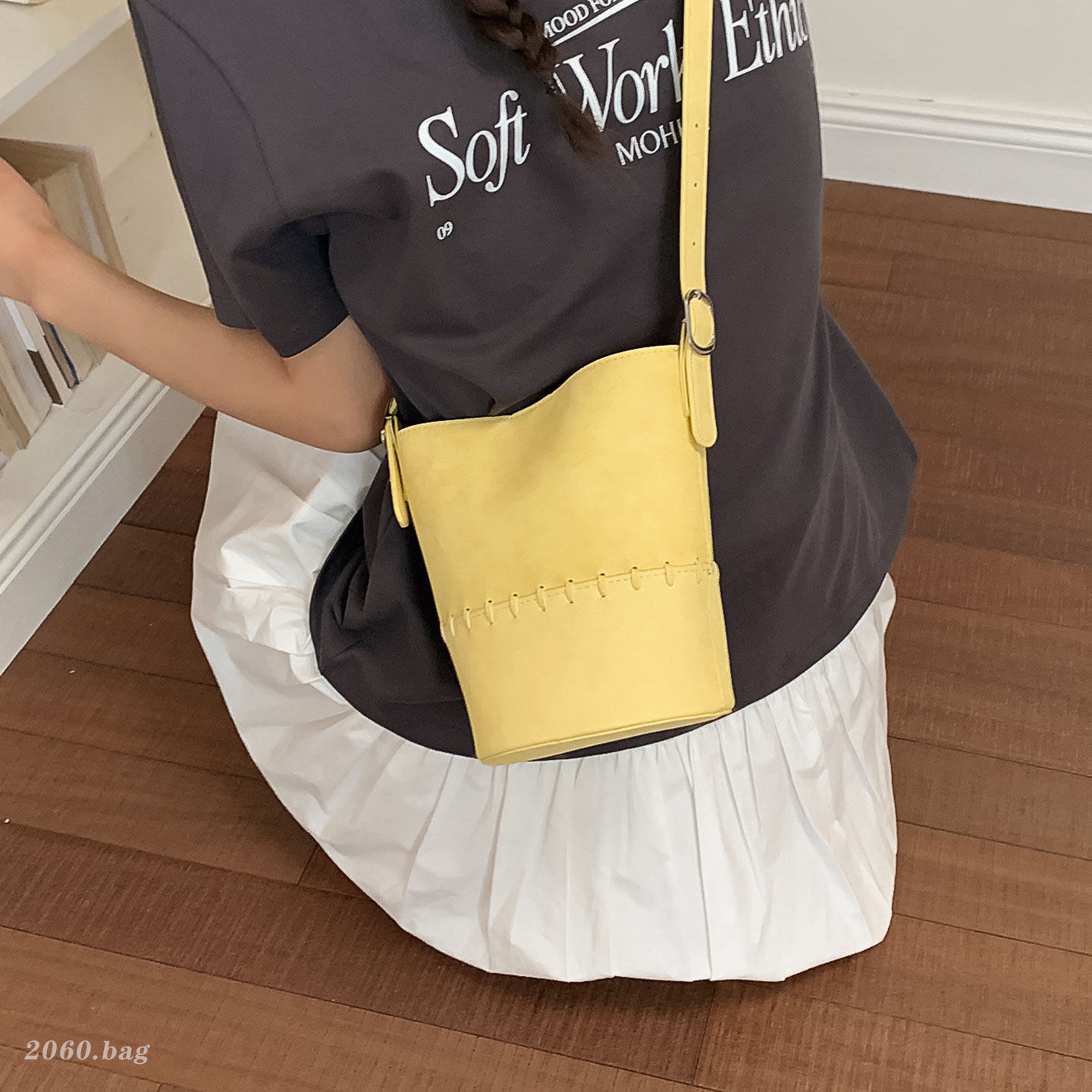 2026 cubo de moda dopamina hombro de verano suave nuevo nicho simple exquisito bolso de mochila coreano mujer