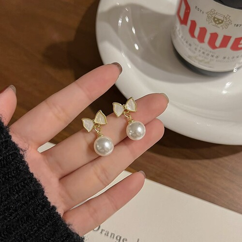 Fashionable butterfly knot pearl earrings for women, new style earrings, niche high-end feel drop earrings, light luxury retro ear clips