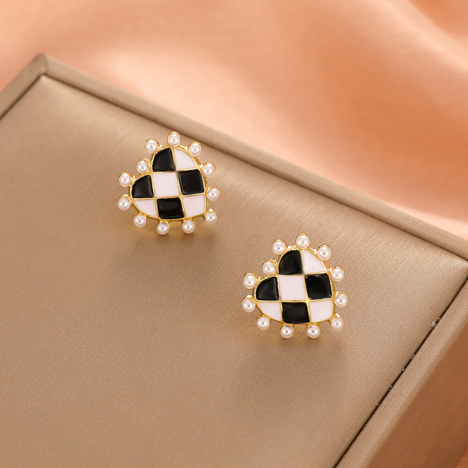 retro inlaid pearl threedimensional heart shaped stud alloy earrings femalepicture2